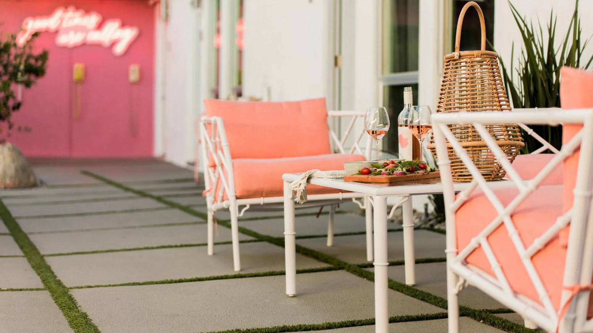 The Wesley Hotel By Avantstay Retro Spacious W Bbq Pool Spa  Palm Springs
